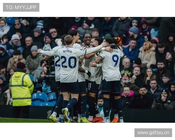 穆蒂尼奥在英超赛场上表现稳健，展现出强大领导力助力球队获胜